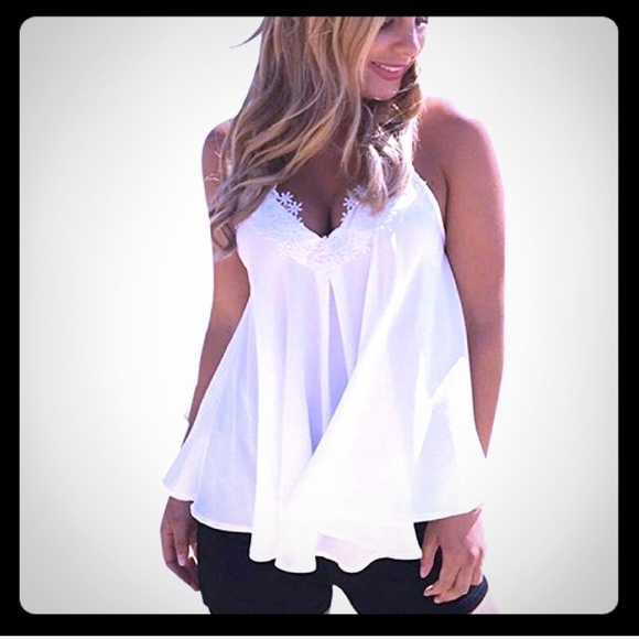 Tops - 😗Sexy white tank😗